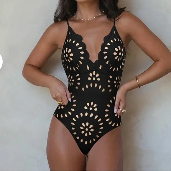 Black and Cream swimsuit - Picture 5 of 6